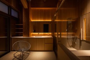 木の壁と間接照明の個室サウナの休憩スペース（東京都・91°SAUNA private・サンリット建設）