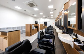 沖縄県の美容室の内装デザイン事例（カエル・デザイン・プロジェクト株式会社）