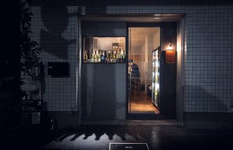 東京都のワインバーの内装デザイン事例（corf）