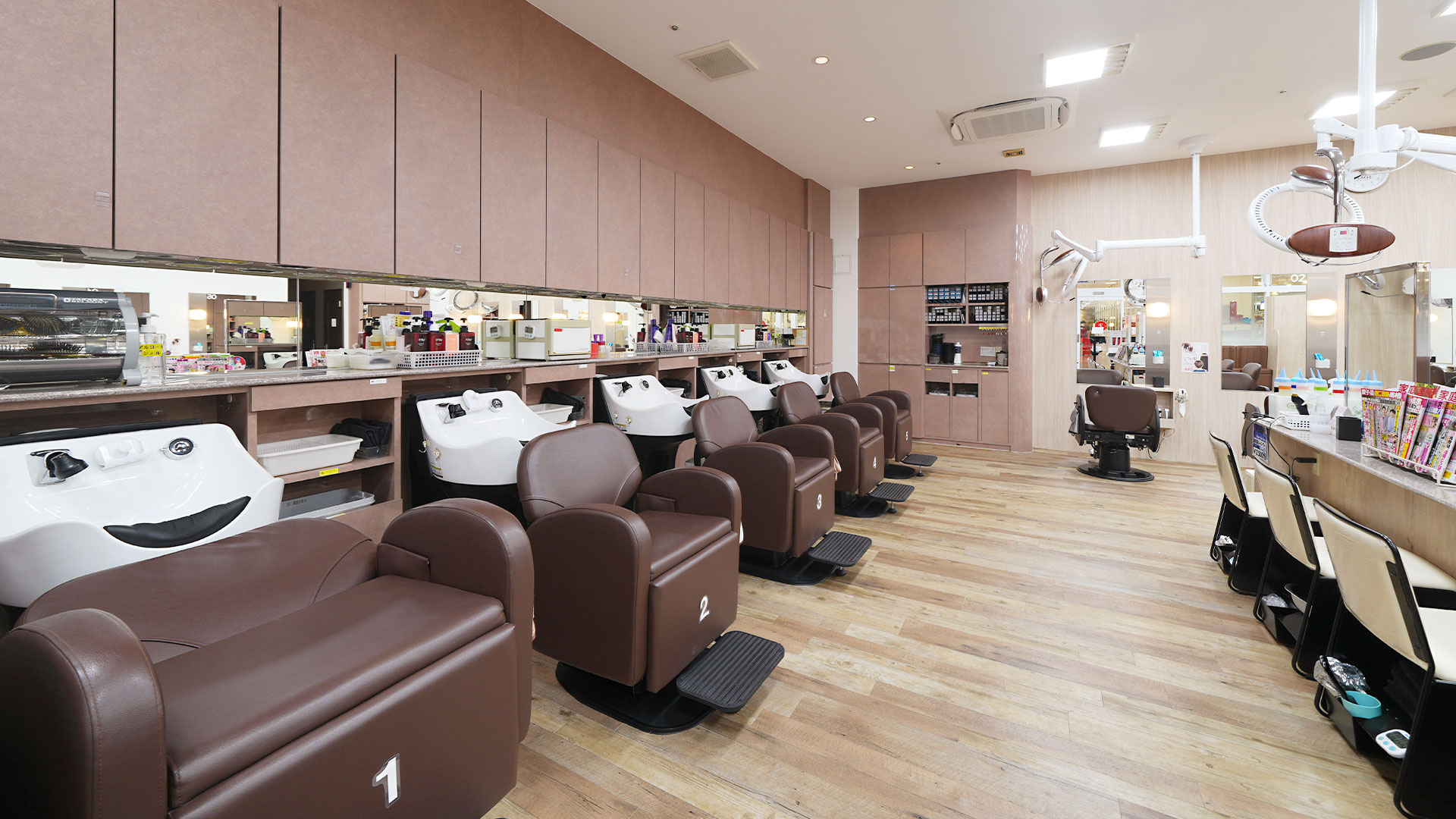 美容室の施工写真:美容プラージュ エムズモール宇治店(京都府)のシャンプー台とセット面の動線 施工:カエル・デザイン・プロジェクト株式会社