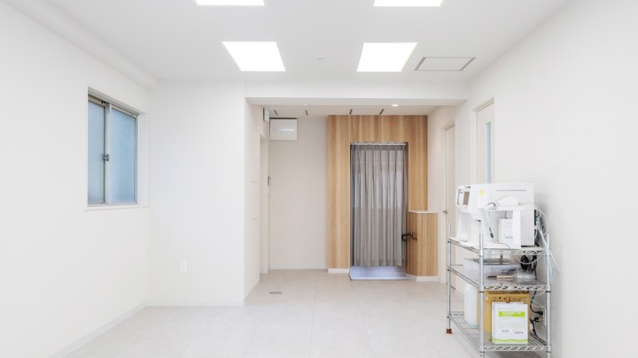 ひろ訪問クリニック（福岡市城南区・訪問診療クリニック）事務室｜壁付けの作業台と物品棚。記録と準備の動線を一直線に