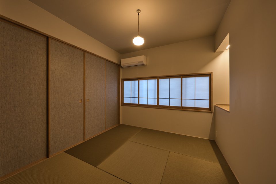 西七条の宿の畳の部屋。建具と柔らかな光で落ち着いた雰囲気をつくる