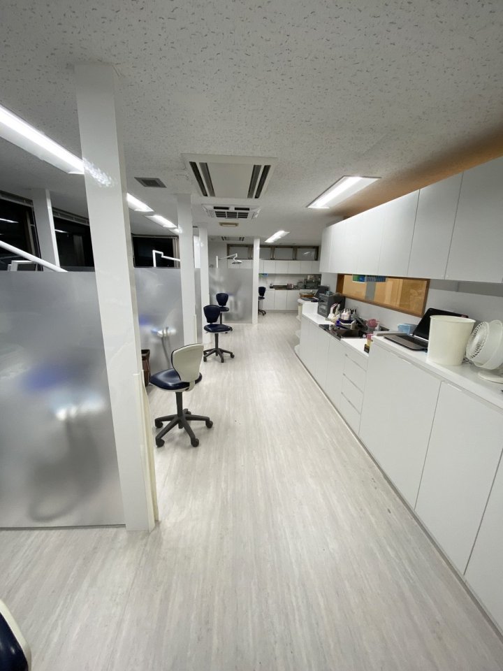 多摩市のクリニック 東京都多摩市 歯科クリニック 木目×グレー 診療室側。白で統一した診療ユニットまわりと収納（株式会社S plus Design’s）