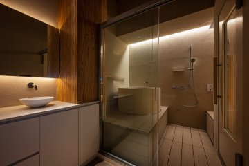 91°SAUNA private 東京都 サウナ 木×黒・個室サウナ 個室のシャワーと洗面。タイルとガラス（サンリット建設（DESIGN STUDIO TEMPO））