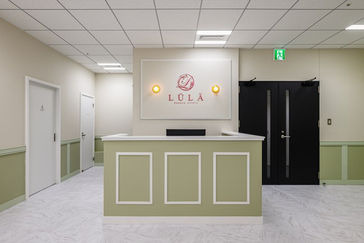 サンリット建設（DESIGN STUDIO TEMPO）施工のルラスキンクリニック名古屋本院（愛知・名古屋）受付｜グリーンのクラシックモール×白。待合を落ち着かせる色の使い方