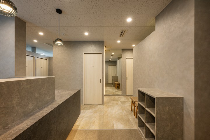 廊下と収納｜動線に沿う造作棚（サンリット建設・on-clinic）
