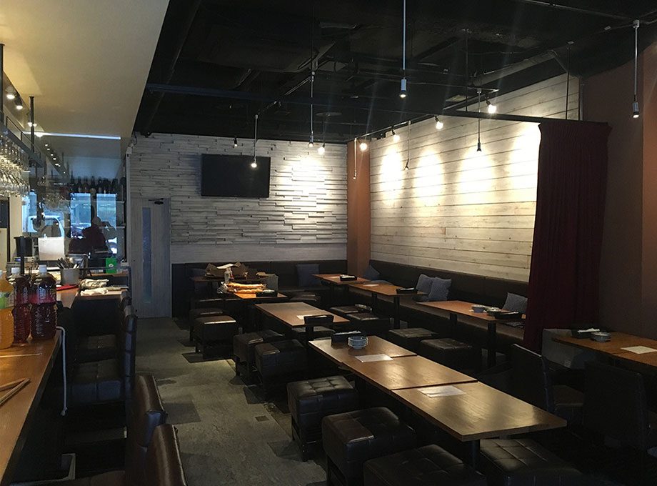 うにとチーズ酒場 カヴァ 札幌すすきの店の内装（北海道・居酒屋・酒場×窓×テーブル）