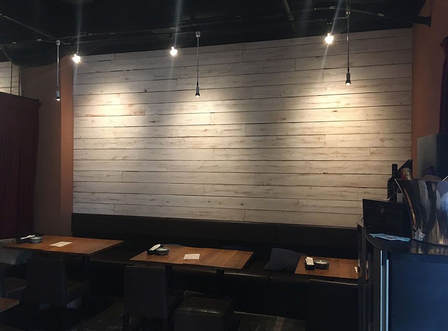 うにとチーズ酒場 カヴァ 札幌すすきの店の内装（北海道・居酒屋・酒場×窓×テーブル）