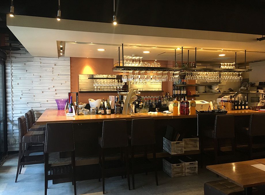 うにとチーズ酒場 カヴァ 札幌すすきの店の内装（北海道・居酒屋・酒場×窓×テーブル）