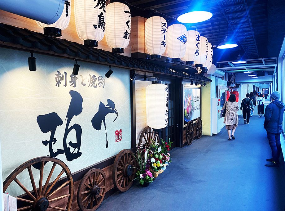 刺身と焼物 珀や ひゃくや 札幌駅JR高架下店の内装（北海道・居酒屋・高架下×カウンター×暖色）