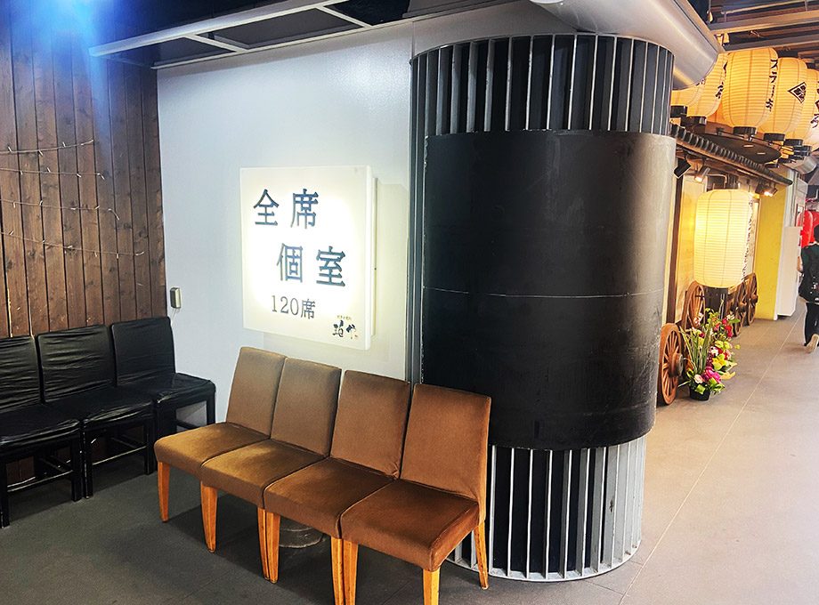 刺身と焼物 珀や ひゃくや 札幌駅JR高架下店の内装（北海道・居酒屋・高架下×カウンター×暖色）