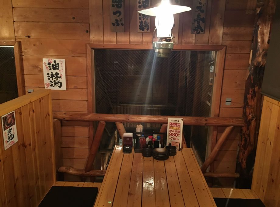 炭火居酒屋 炎 第3グリーンビル店の内装（北海道・居酒屋・炭火×カウンター×提灯）