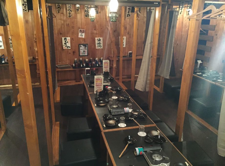 炭火居酒屋 炎 第3グリーンビル店の内装（北海道・居酒屋・炭火×カウンター×提灯）