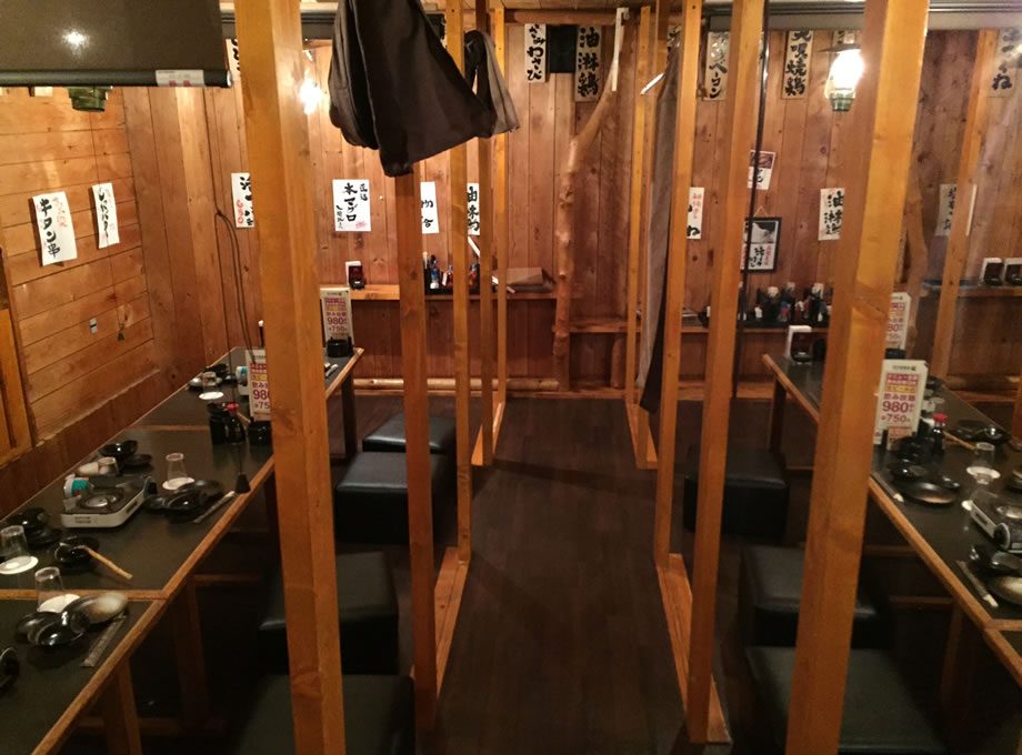 炭火居酒屋 炎 第3グリーンビル店の内装（北海道・居酒屋・炭火×カウンター×提灯）