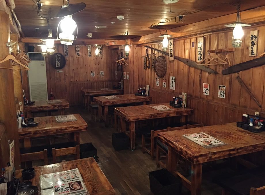 炭火居酒屋 炎 第3グリーンビル店の内装（北海道・居酒屋・炭火×カウンター×提灯）