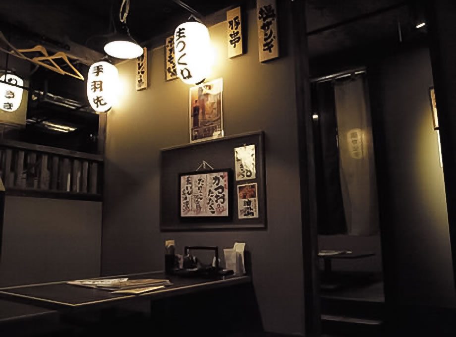 炭火居酒屋 炎 北24条店の内装（北海道・居酒屋・炭火×黒と木×提灯）