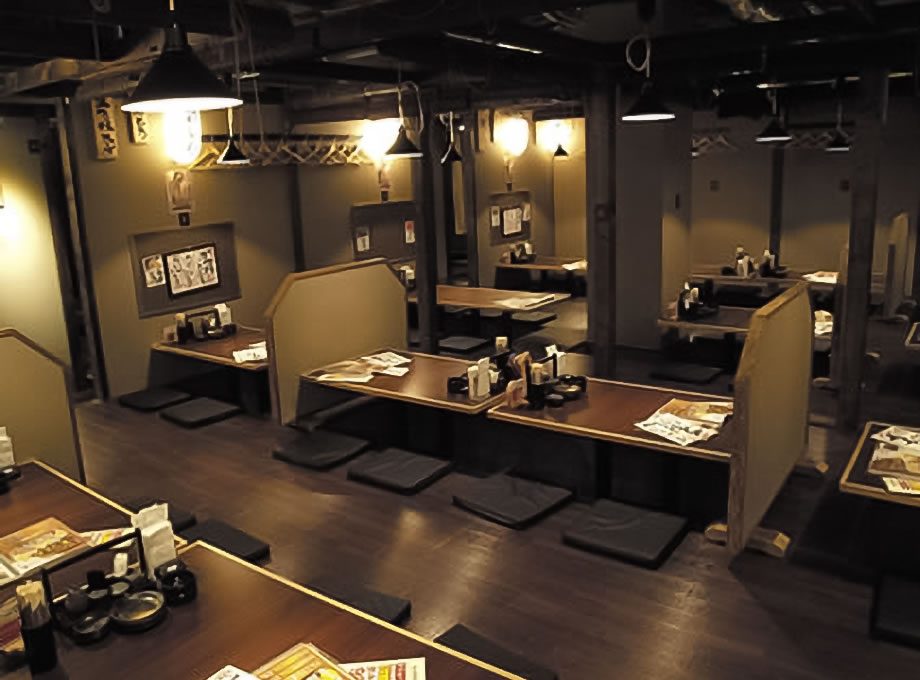 炭火居酒屋 炎 北24条店の内装（北海道・居酒屋・炭火×黒と木×提灯）
