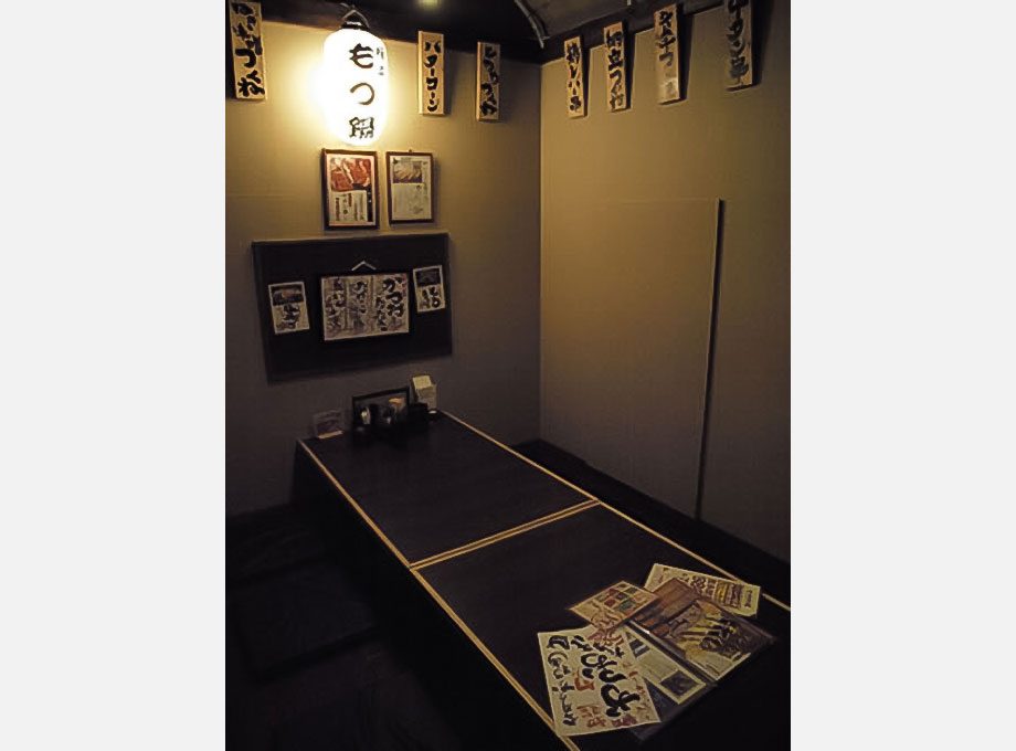 炭火居酒屋 炎 北24条店の内装（北海道・居酒屋・炭火×黒と木×提灯）