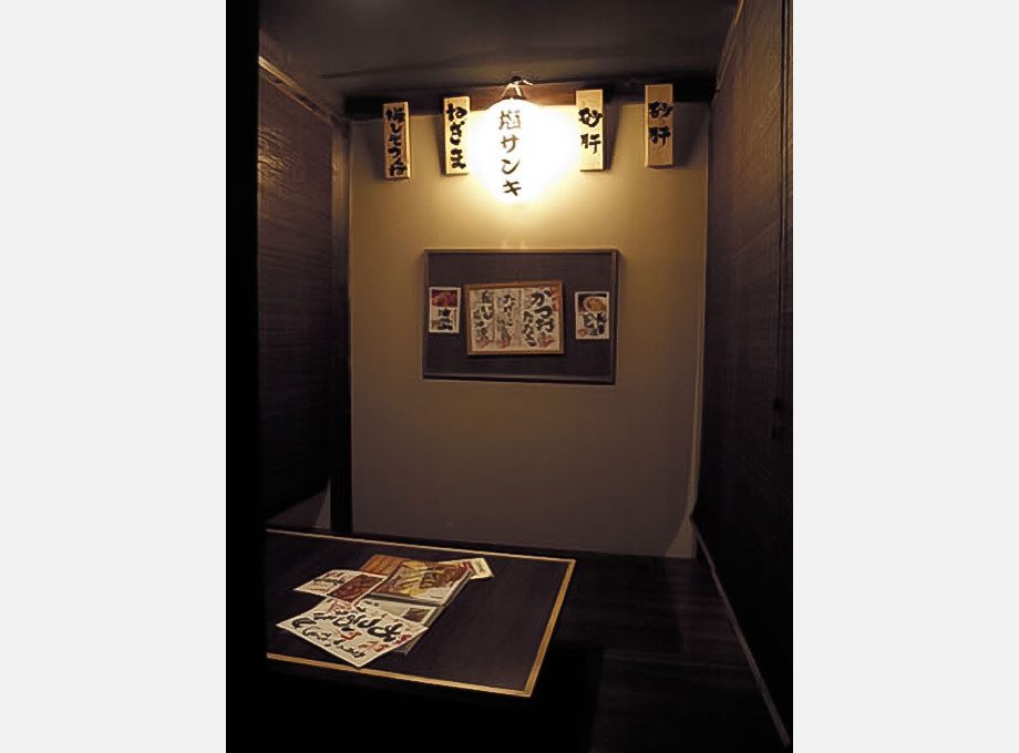 炭火居酒屋 炎 北24条店の内装（北海道・居酒屋・炭火×黒と木×提灯）