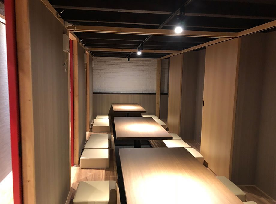 海鮮個室酒場 伊まり 南3条本店の内装（北海道・居酒屋・海鮮個室×赤と格子）