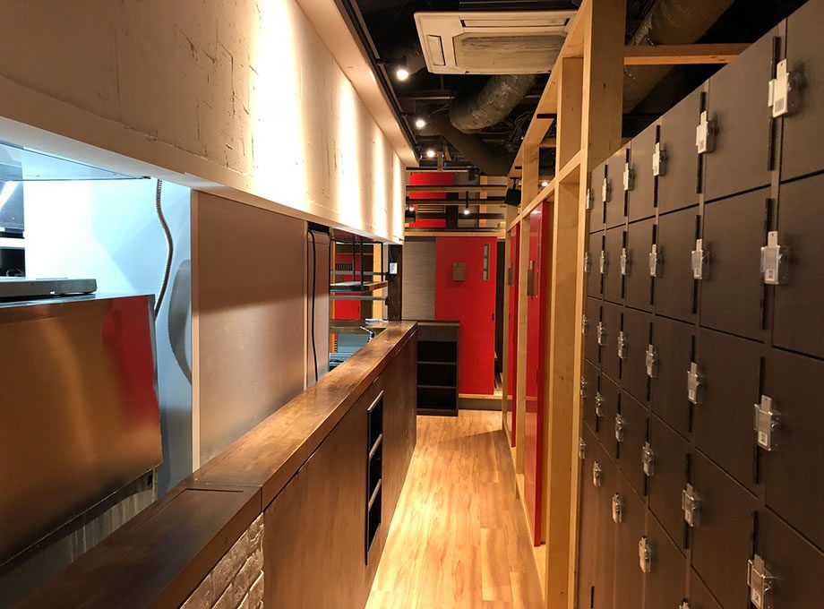 海鮮個室酒場 伊まり 南3条本店の内装（北海道・居酒屋・海鮮個室×赤と格子）