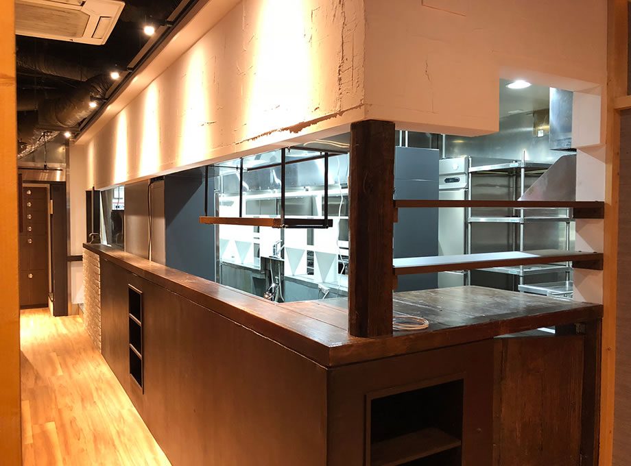 海鮮個室酒場 伊まり 南3条本店の内装（北海道・居酒屋・海鮮個室×赤と格子）