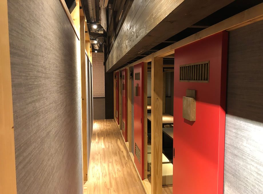 海鮮個室酒場 伊まり 南3条本店の内装（北海道・居酒屋・海鮮個室×赤と格子）