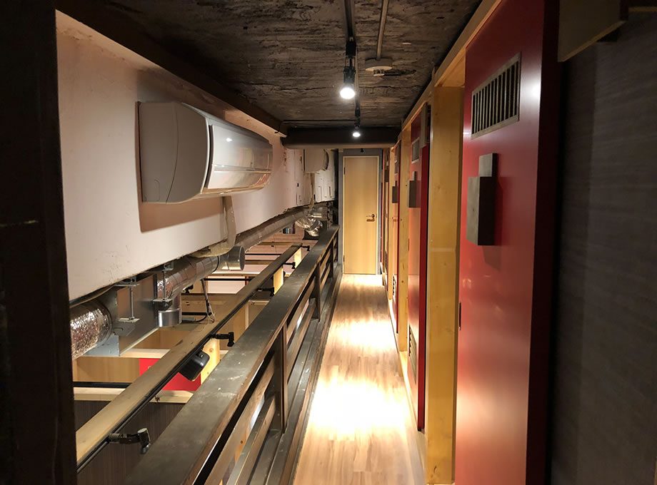 海鮮個室酒場 伊まり 南3条本店の内装（北海道・居酒屋・海鮮個室×赤と格子）
