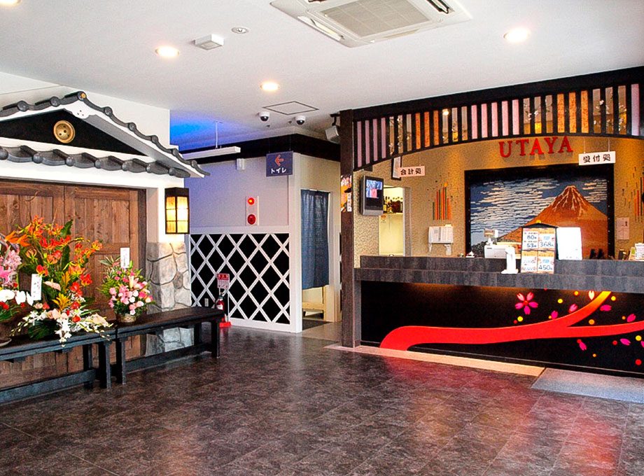 カラオケ歌屋 倶知安店：屋根風の意匠を取り入れた受付。施工：タカハシアートプランニング株式会社