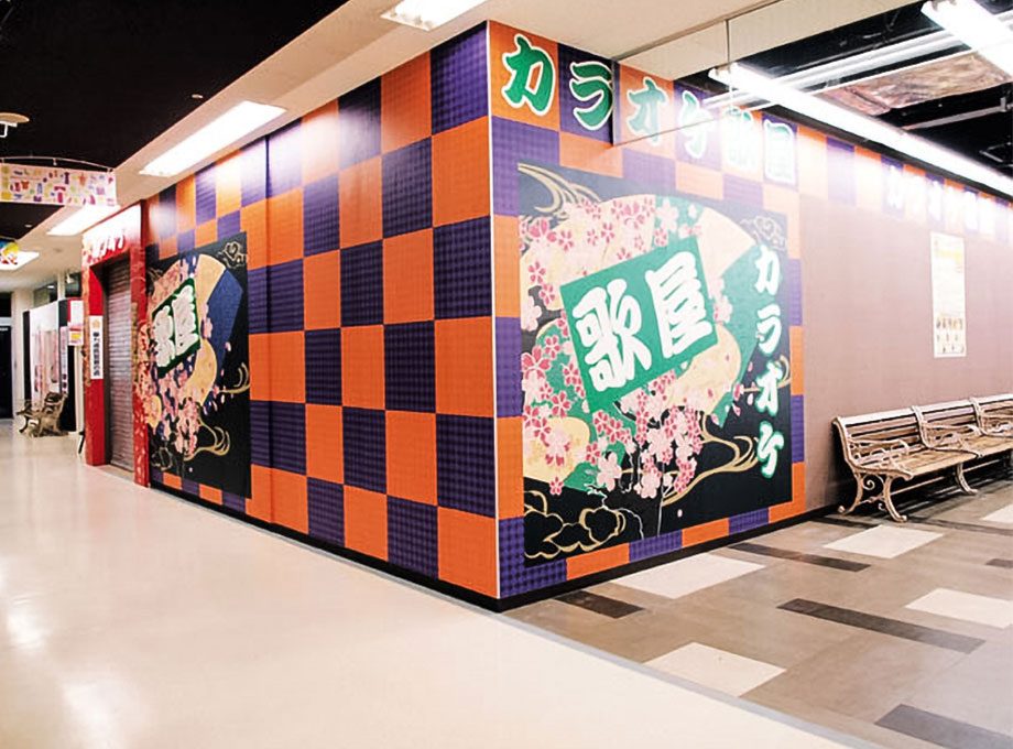 カラオケ歌屋 西帯広店：市松模様を使った入口まわり。施工：タカハシアートプランニング株式会社