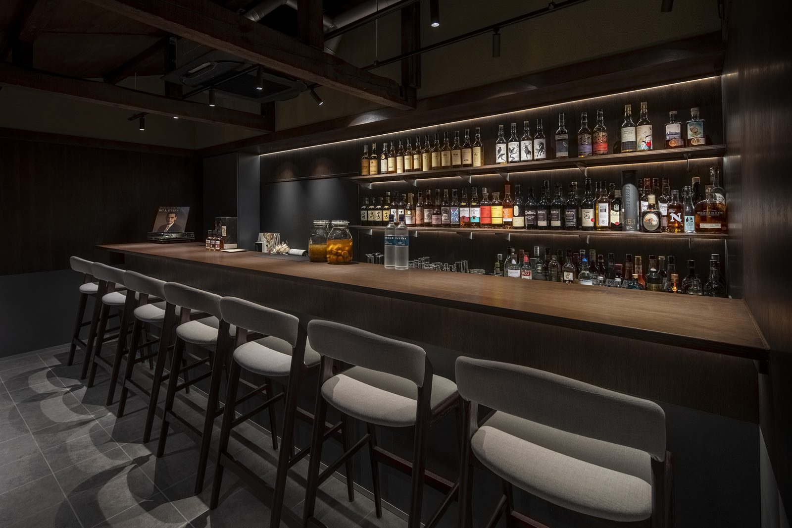 BAR EMETH（エメト）の内装 2（大阪府・バー・オーセンティック×バックバー照明）