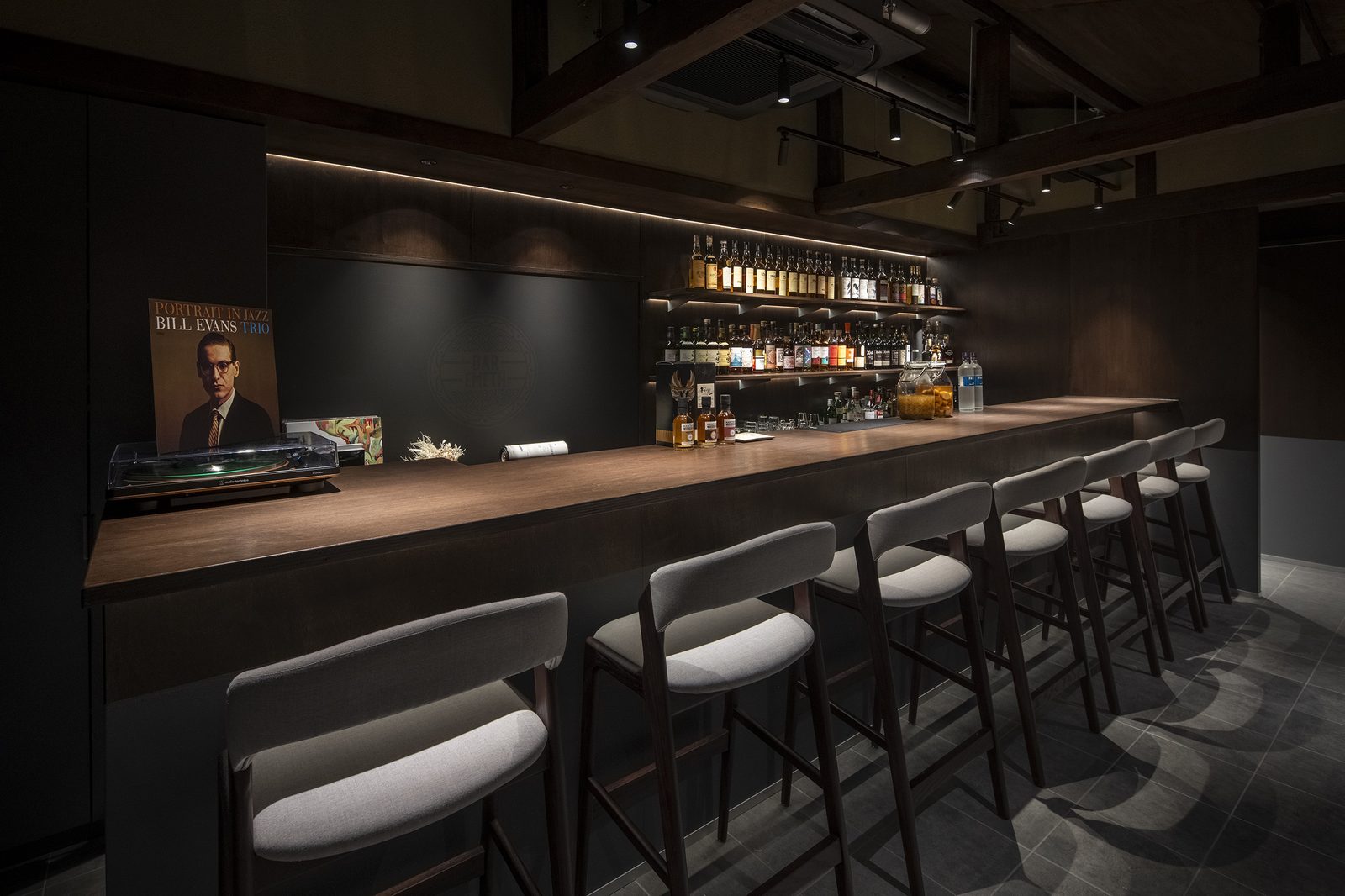 BAR EMETH（エメト）の内装 4（大阪府・バー・オーセンティック×バックバー照明）