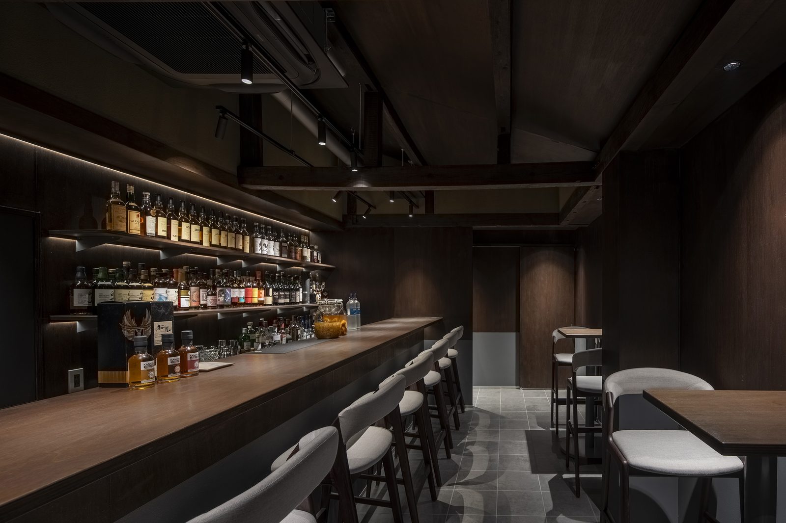 BAR EMETH（エメト）の内装 5（大阪府・バー・オーセンティック×バックバー照明）