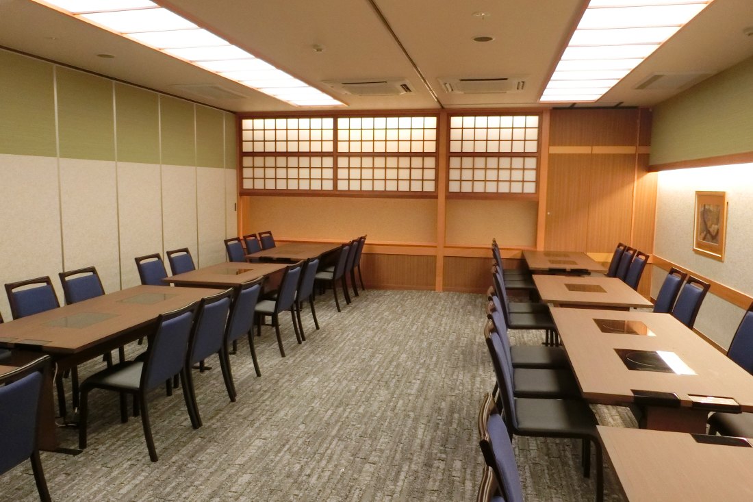 木曽路 金町店の内装（東京都・和食店・テーブル席が並ぶ宴会向けの広間、障子風の格子窓とカーペットの床）