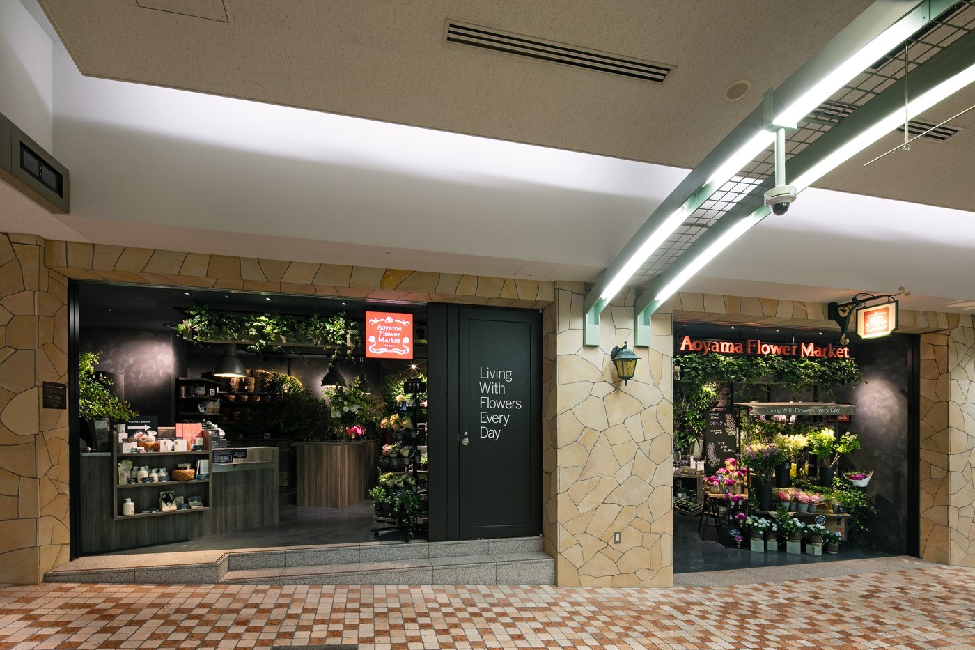 Aoyama Flower Market DIAMOR OSAKA店の外観（大阪府・花屋・地下街のオープンファサード、石調の柱と黒い店内）