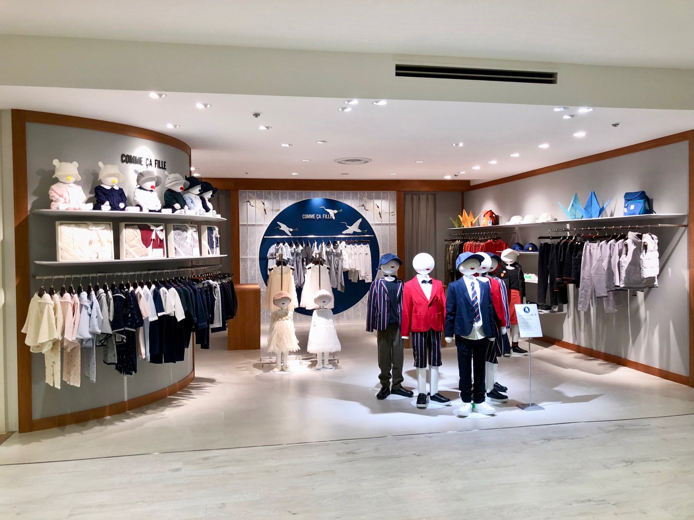 COMME CA FILLE 松屋銀座店の内装（東京都・キッズ・百貨店内、低い什器とマネキン、白い壁面棚）