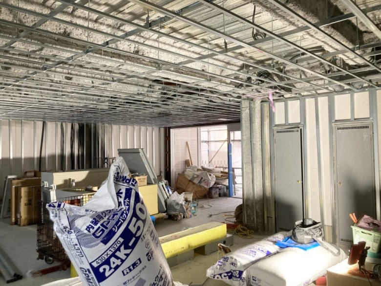 あいり薬局（東京都足立区）の着工前。解体後で天井の軽鉄下地がむき出しになり、資材が置かれた状態（施工：株式会社ビリーフデザイン）