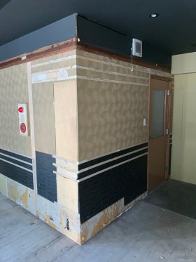 つつじ薬局 土気店（千葉県千葉市緑区）の施工中。パネル張りの間仕切りと出入口ドアの施工状況（施工：株式会社ビリーフデザイン）