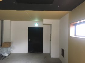 つつじ薬局 土気店（千葉県千葉市緑区）の着工前。黒い天井と出入口ドアが見える内部（施工：株式会社ビリーフデザイン）