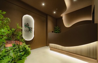 北海道のクリニックの内装デザイン事例（カエル・デザイン・プロジェクト）