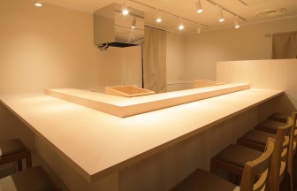 北海道の鮨店の内装デザイン事例（カエル・デザイン・プロジェクト）