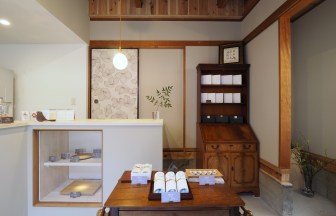 京都府の薬局の内装デザイン事例（クサノユカリ建築設計室）