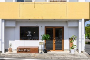 白い外壁と木の扉のパン屋の外観(大阪府・LEBON DESIGN)