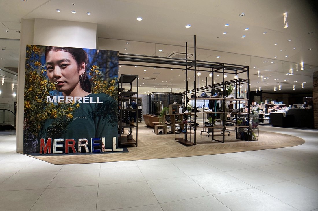 MERRELL 渋谷スクランブルスクエア店の内装（東京都・スポーツ・商業施設内、大判グラフィック壁と黒スチールの島什器）