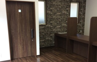 滋賀県の薬局の内装デザイン事例（奥田建築工房）