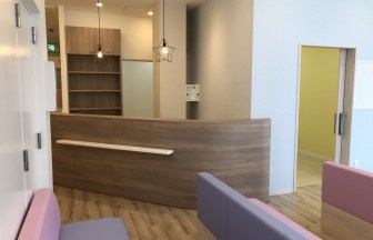 大阪府のクリニックの内装デザイン事例（奥田建築工房）
