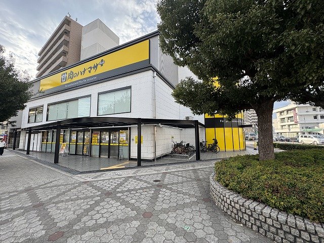 黄色の看板と庇、ガラスの入口のスーパーの外観