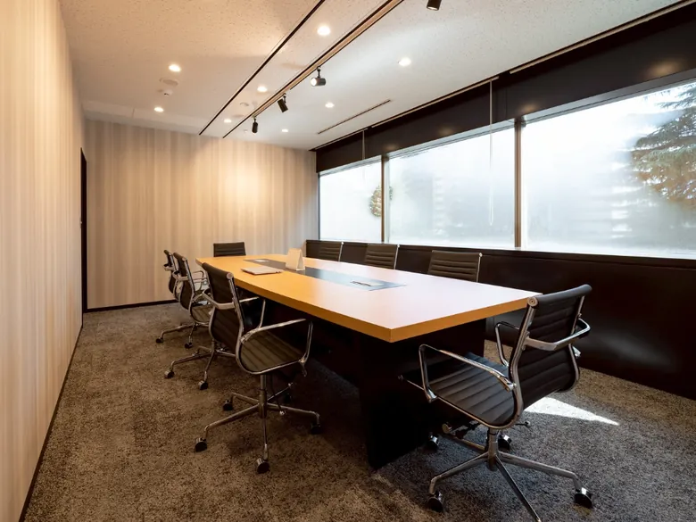 ガラス張りの会議室：立川市のオフィス（東京都・約60坪）施工：株式会社S plus Design's
