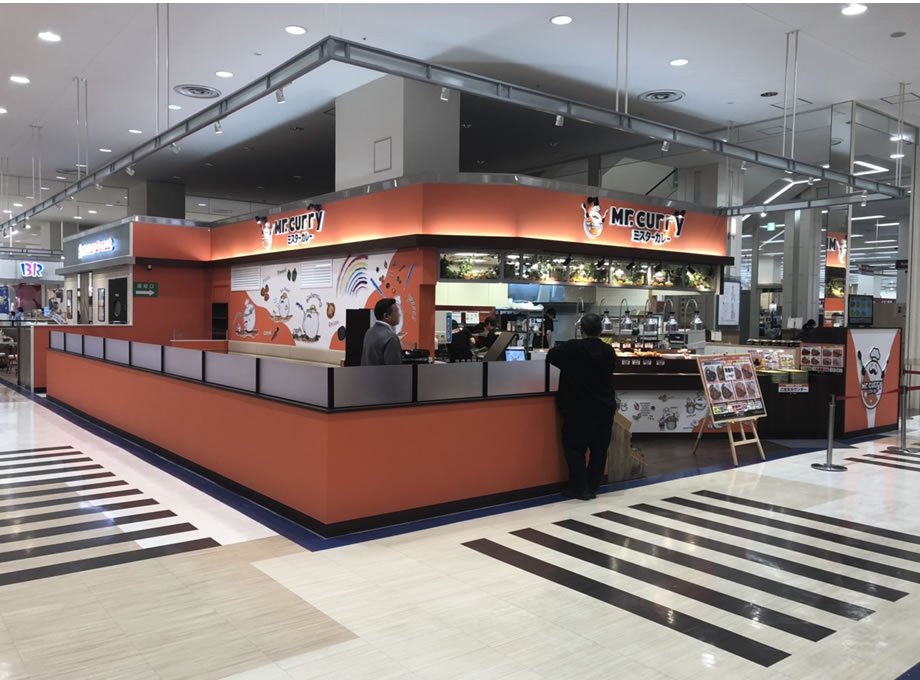 北海道のカレー屋の内装（フードコート型のカウンター・施工：タカハシアートプランニング株式会社）