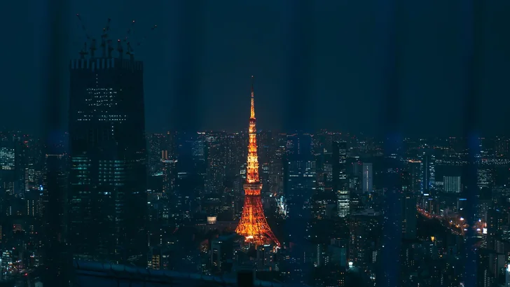 夜の東京の街並みと東京タワー